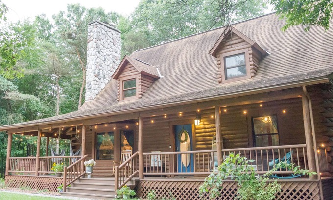 Burnips Cabin | Spacious Log Cabin on Golf Course, +Indoor Hot Tub