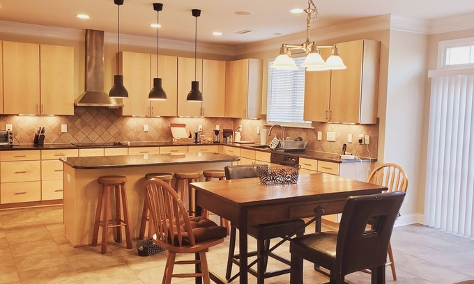Durham House | Spacious Luxury 4/5BR 3BA, Chef Kitchen, Close to BrierCreek, RDU Airport, Duke