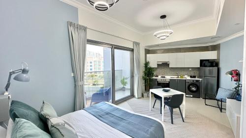 Jumeirah Apartment | Spacious Luxury Studio Near Mall of the Emirates with Pool Access