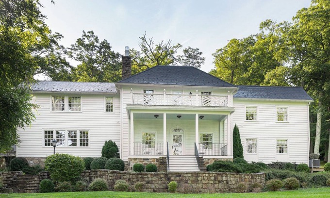 Hot Springs House | Spacious Manor 1.5 mi to Omni Homestead w/Access to Hot Tub, Fitness Rm & Pool