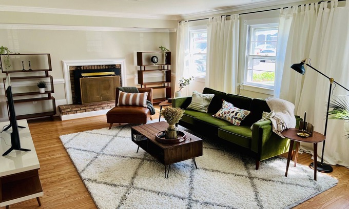 Arlington Heights House | ๐ Spacious Mid-Century Modern Home Steps from DC ๐ Walk to Arlington Cemetery