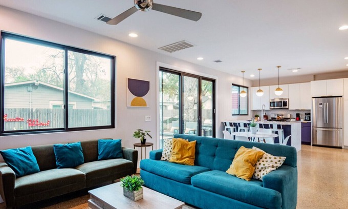 East Cesar Chavez House | Spacious modern 2BR house! Steps to Rainey & Dtown