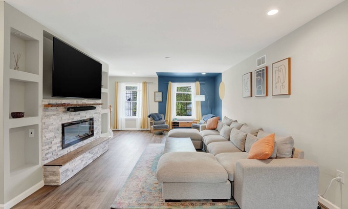 Wilmington House | Spacious modern 4-bedroom townhome in Wilmington, up to 10 people
