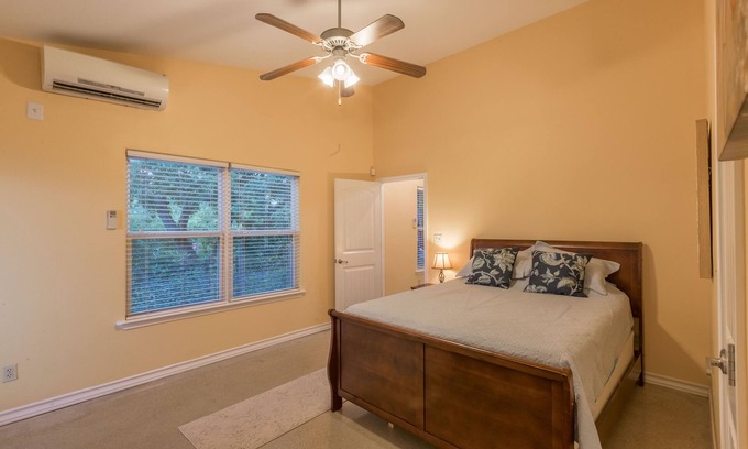 Tobin Hill Apartment | Spacious Modern Apartment close to River Walk