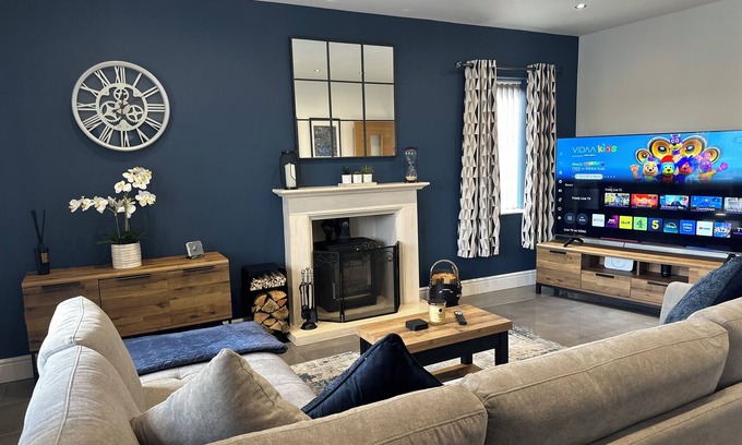 Sherwood Forest House | Spacious, Modern & Quiet Bungalow with hot tub