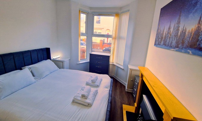 Everton House | Spacious Modern Home by Liverpool Football Stadium