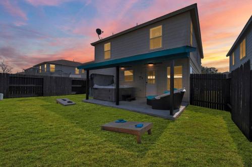 Tomball House | Spacious Modern Retreat and Spa