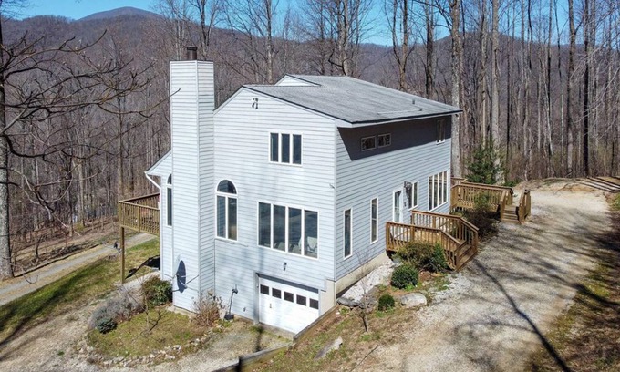 Roseland House | Spacious mountain retreat- Game Room-Brewery Trail