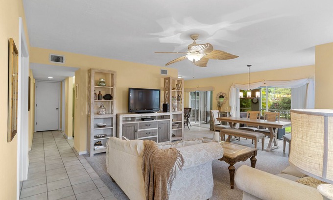 Kings Lake Condo | Spacious Naples First Floor Condo Minutes to Fifth Avenue South & Beaches