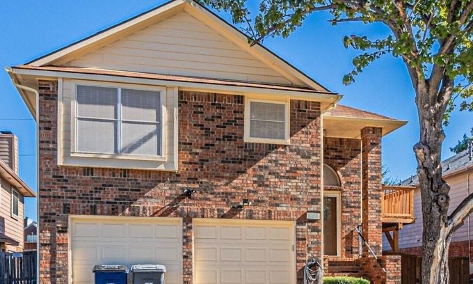 Far North Dallas House | Spacious North Dallas 3BR 2BA Home with 2 Living Areas, Great for Work or Family