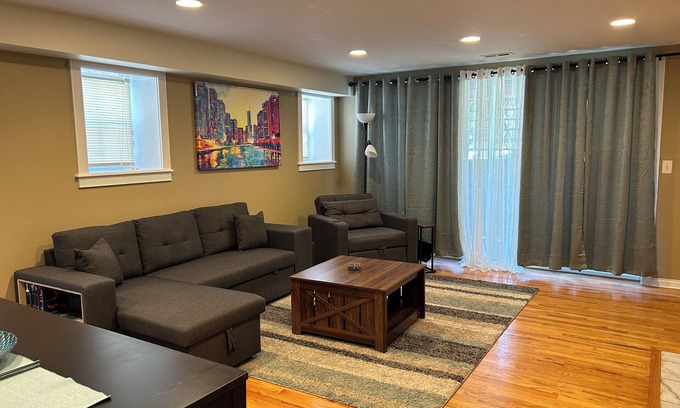 South Shore Condo | Spacious, one-level condo next to Jackson Park