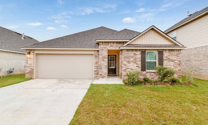 Lafayette House | Spacious/open 4 bedroom 3 bath with office