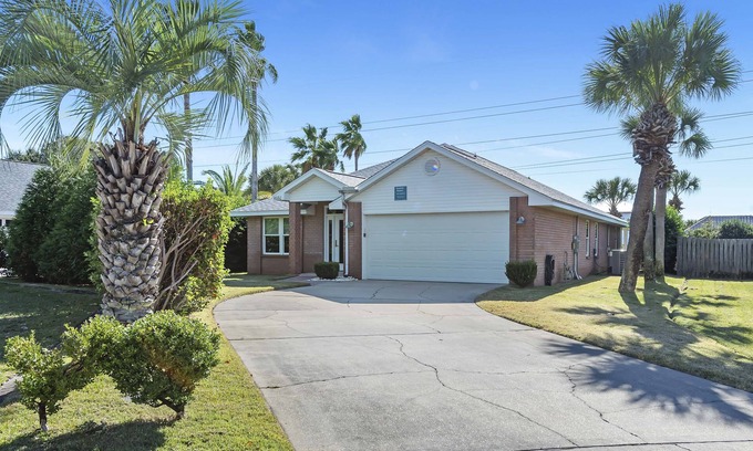 Crystal Beach House | Spacious Open Beach Home ~ Huge Veranda ~ BBQ ~ Beach Gear ~ Community Pool