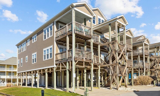 Atlantic Beach Condo | Spacious Penthouse Ocean & Sound Views