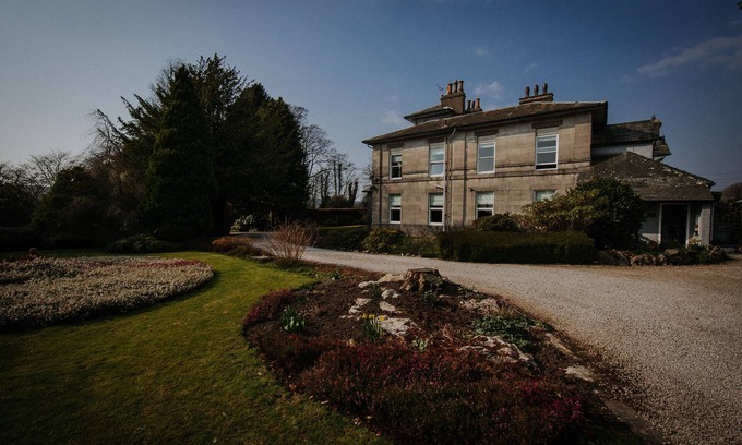 Grange-over-Sands Apartment | Spacious Period Apartment with Garden Views - nr Cartmel and Lake Windermere