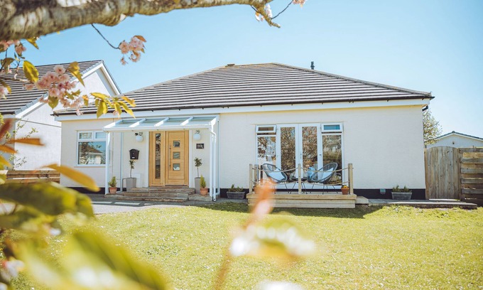 Trearddur Bay Cottage | Spacious, Pet friendly 4 Bed, 3 Bath Villa + Hot Tub, 5 mins to Trearddur Beach