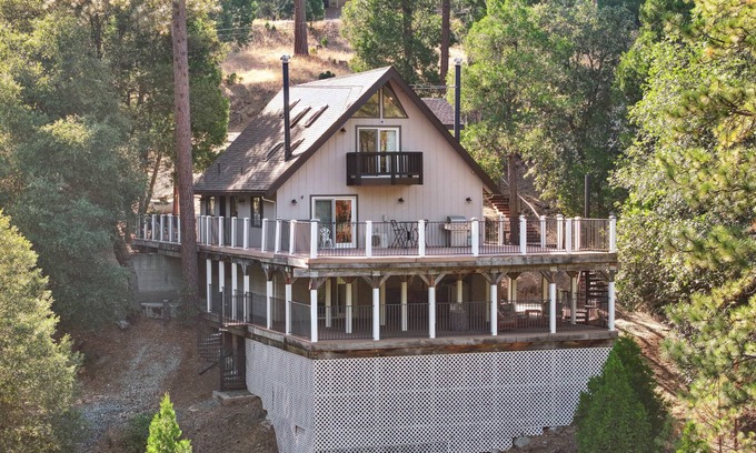 Groveland Cabin | Spacious Pine Mountain Lake Cabin Rental w/Decks