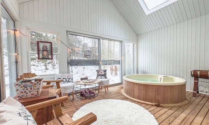 White Haven House | Spacious Poconos Home on Jack Frost Mountain SKI-IN/SKI-OUT, Hot Tub, Grill