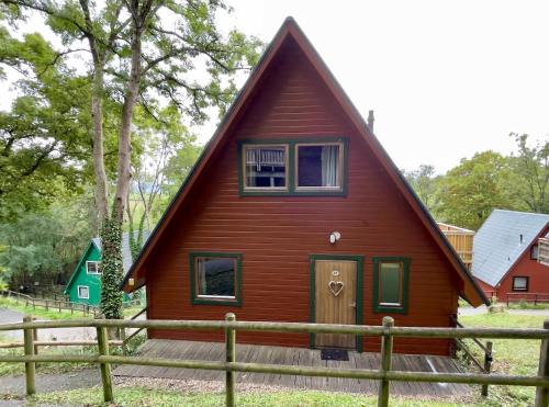 Liverton House | Spacious Primrose Lodge for 6 with Hot Tub at a Spa Resort