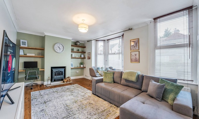 Dartford Apartment | Spacious Private Apartment in Central Dartford with Free Parking. TFL Zone 6n