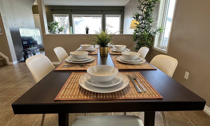 West Edmonton House | Spacious & Private Retreat near West Edmonton Mall