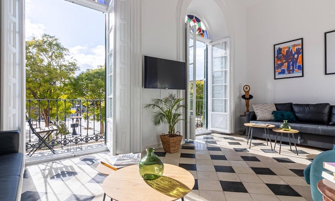 La Victoria Apartment | Spacious renovated apartment, 4 bedrooms, parking, Malaga city center