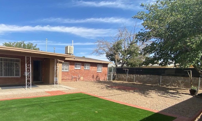 El Paso House | Spacious residential 3 bed 1 story w/ big backyard