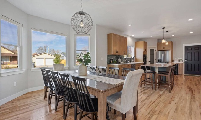 Cheyenne House | Spacious Retreat 5BR | 4BA, 2 Kitchens + Game Room