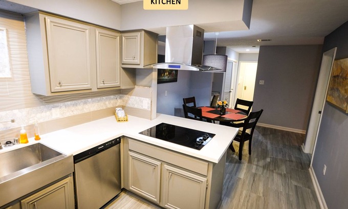 Pecan Grove House | Spacious Richmond Sleeps 10 - Patio on Golf Course