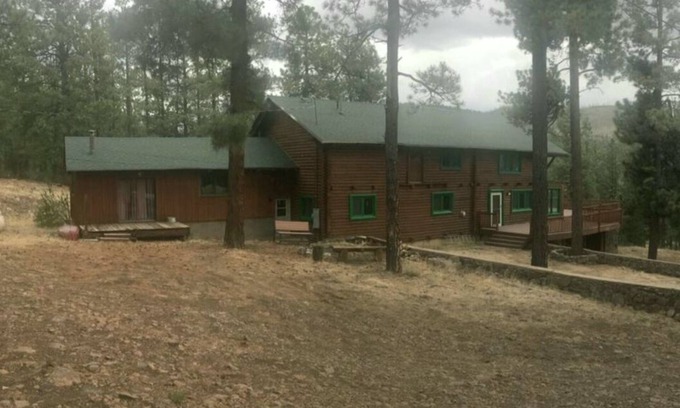 Greer Cabin | Spacious Rustic Log Cabin