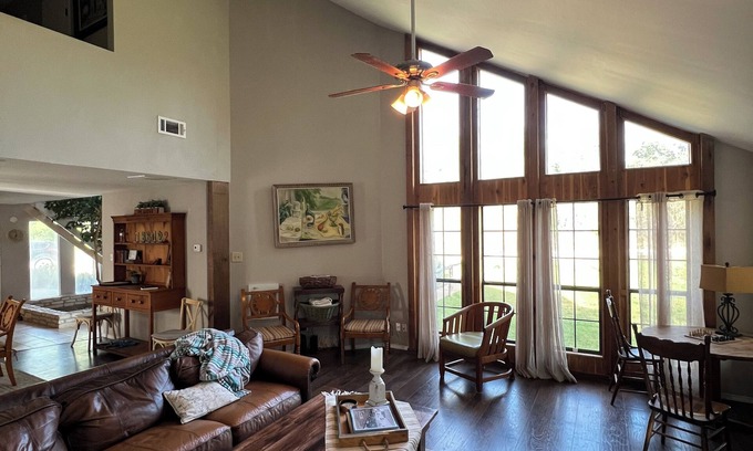 Cedar Creek House | Spacious Rustic Retreat with Animals. Sleeps 10. Close to COTA & Bastrop