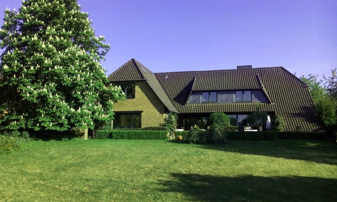 Hoisdorf Villa | Spacious Single Room with Shower @ 'Little Paradise', 25 min to Hamburg City