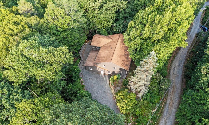 Banner Elk Ski Chalet | Spacious Ski Chalet: Winter Wonderland w/Hot Tub & Sauna Close to Beech & Sugar