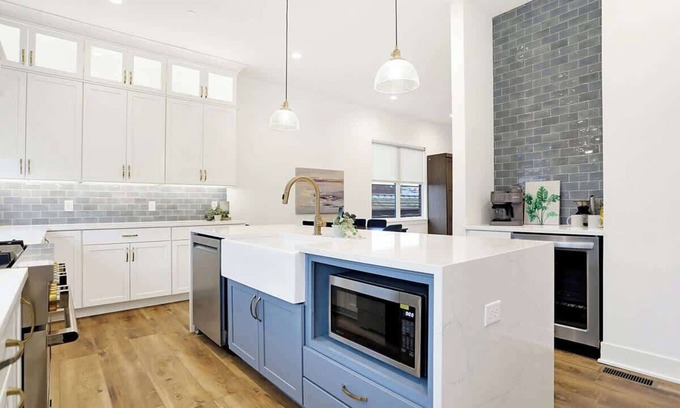 Lockerbie Square House | Spacious SoHo-Style Townhouse