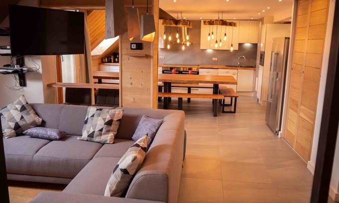 Les Deux Alpes Apartment | Spacious south facing ski apartment with WIFI, 6 bed/4bath duplex. Stunning view
