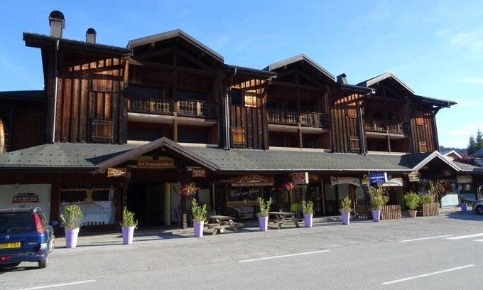 Les Gets Apartment | Spacious Studio Duplex in Les Gets - Sleeps 6, Garage, Near Slopes and Shops