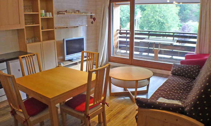 Samoens Apartment | Spacious Studio Near Ski Lifts in Samoëns – Pet Friendly, South-Facing Balcony, Parking Included