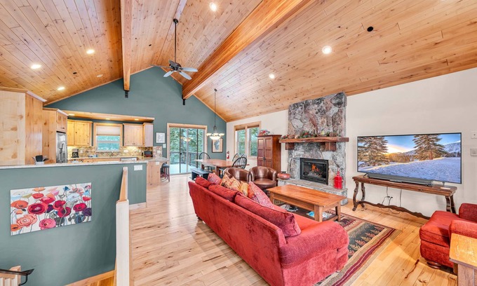 Tahoma House | Spacious Tahoma Retreat with Hot Tub and Game Room