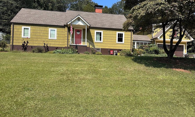 Athens House | Spacious Tailgate Haven-3-bedroom house with outdoor entertaining space-sleeps 8