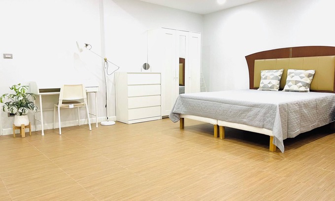 Anusawari House | Spacious 4-bedroom townhome in beautiful Krung Thep Maha Nakhon with WiFi, AC