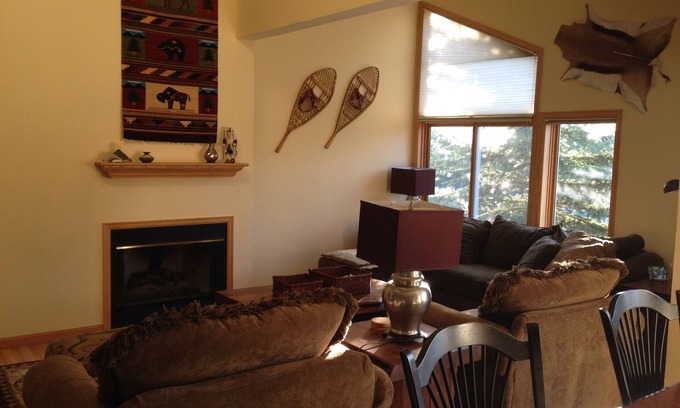 Edwards House | Spacious Town Home 3 BR/3.5 BA with Mountain Views!