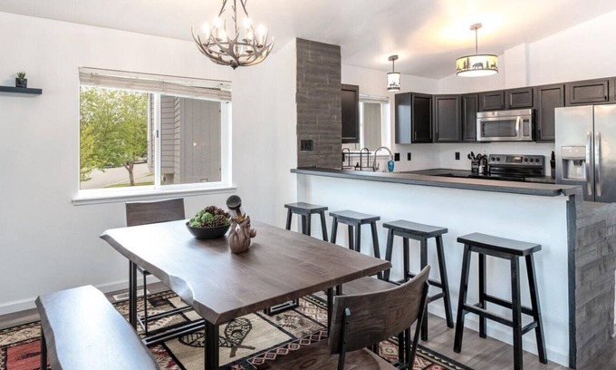 Abbott Loop House | Spacious Townhome in South Anchorage