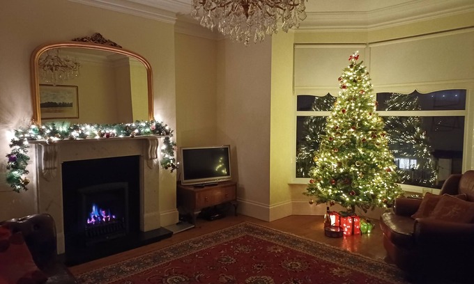 Hele House | Spacious townhouse - a short walk to harbour, beaches, shops and restaurants