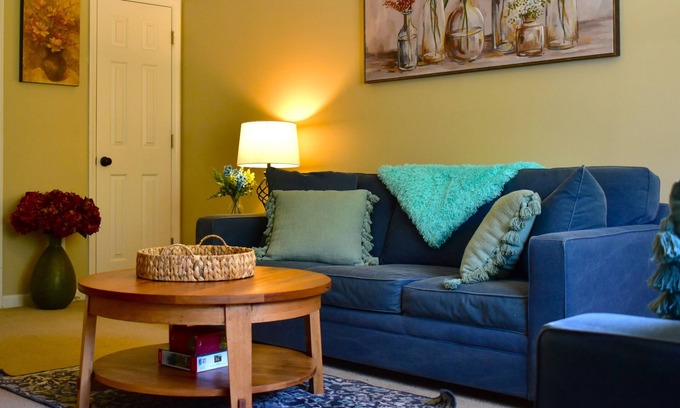 Westover House | Spacious Townhouse in the ❤ of Fayetteville