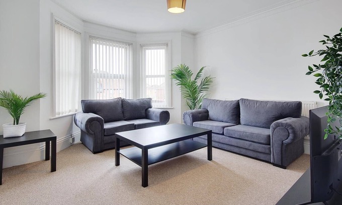 Poole Apartment | Spacious Two Bedroom Maisonette