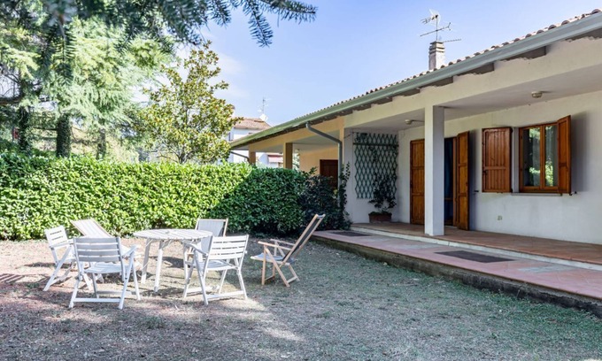 Perugia Apartment | Spacious two-level apartment located in a shared villa, which accommodates up to 8 people comfortably in 180 sqm, with 4 double bedrooms and 3 bathrooms. It boasts every comfort, including a private garden with patio, equipped with barbecue, and two terr