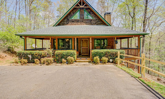 Dahlonega House | Spacious vacation retreat w/private hot tub, pool table, WiFi, & expansive deck