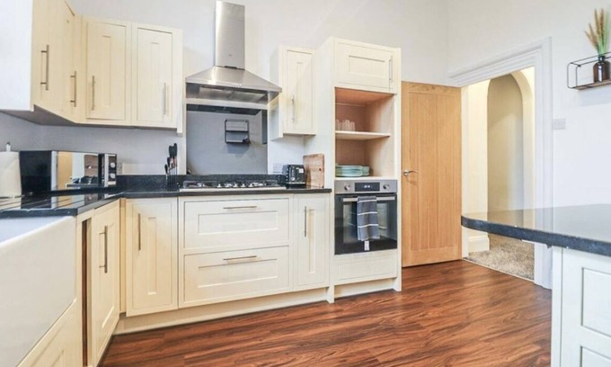 Birkdale Apartment | Spacious Victorian Birkdale Apartment with private Garden