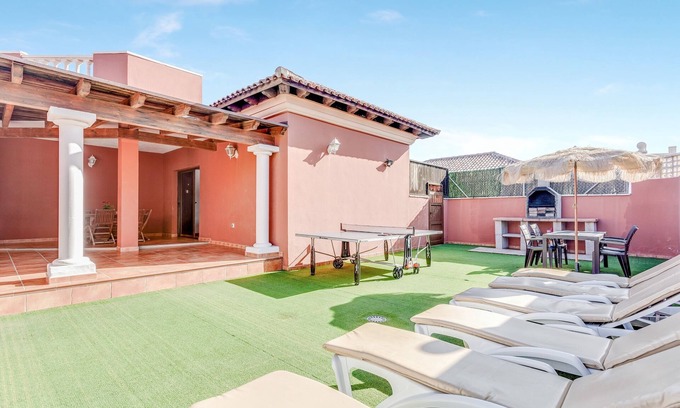 Corralejo Villa | Spacious villa "Don Rodrigo" with Wi-Fi, garden, terrace and pool