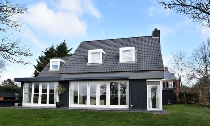 Bergen Villa | Spacious Villa in Bergen in Mountains with Garden near Sea
